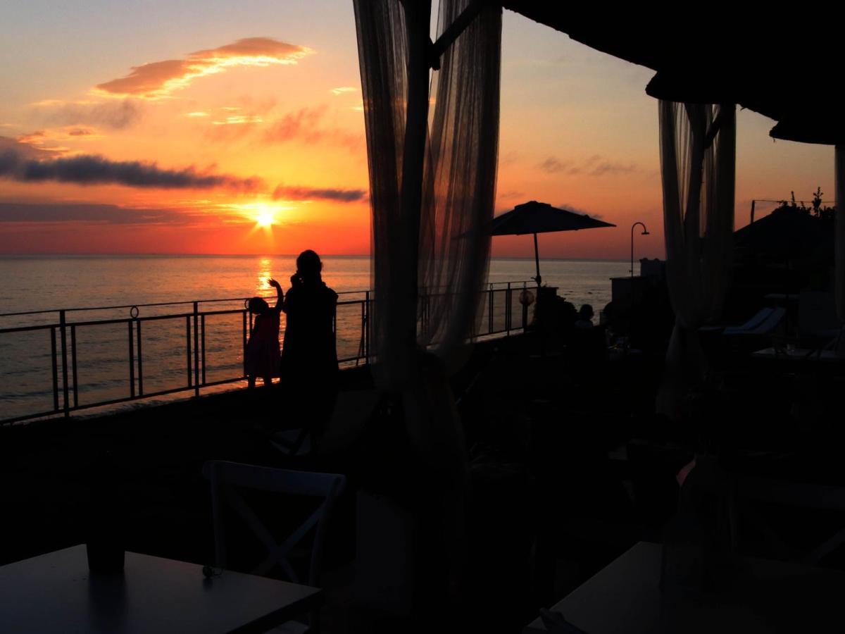 مبيت وإفطار آنسيو Sunset House المظهر الخارجي الصورة
