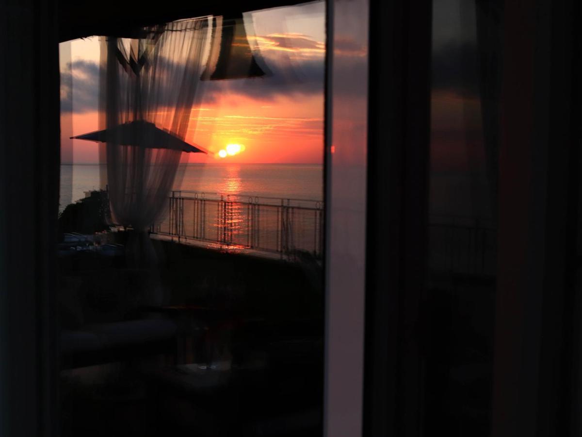 مبيت وإفطار آنسيو Sunset House المظهر الخارجي الصورة